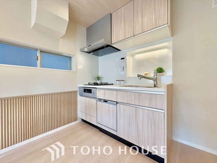 キッチン 広々としたキッチンのシンクは、料理の準備と片付けを楽にし、使いやすさを最大限に引き立てます。