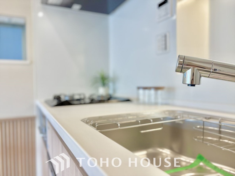 キッチン キッチンは家族の絆を育む大切な空間。シンプルで使い易いシステムキッチンで愉しく作る料理は愛情のある美味しいご馳走に。家族で使える対面式キッチンです。