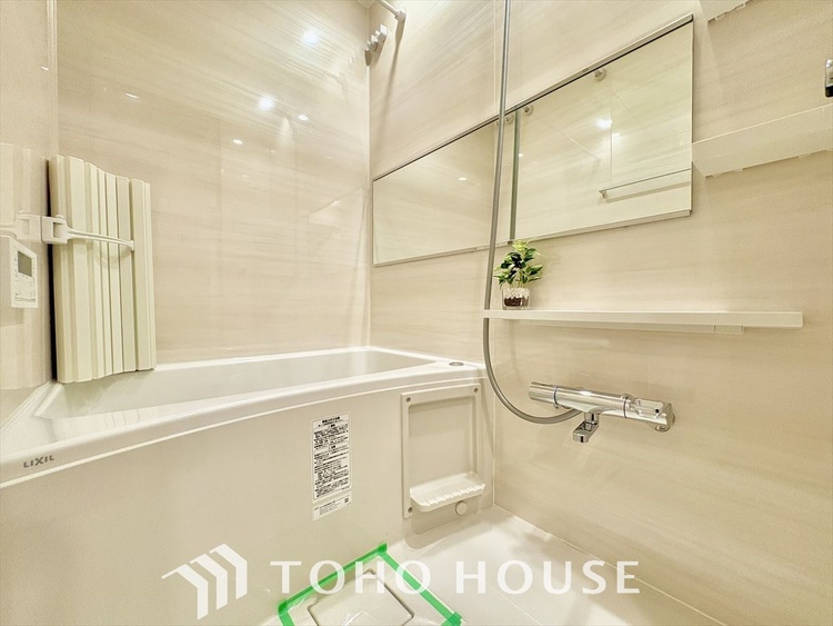 風呂 【浴室】《一日の疲れを落としてくれる場所は、落ち着く場所でなければならない》　高級感溢れるカラーと大きさ・柔らかな曲線で構成された半身浴も楽しめるバスタブが心地よさをもたらします。