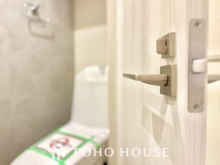 トイレ 清潔感あるホワイト調のクロスと温もり溢れるモダンカラーの床材が見事に調和した本邸宅は、毎日の生活を少しでも快適に過ごして頂ける様に落ち着いた雰囲気作りから行っています。