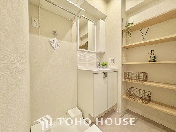 洗面 気持ちの良い朝をつくりだし、夕方には笑顔を取り戻させてくれるミラー。パウダールームはいつでも本来の自分を取り戻せる空間。明るく仕上げてあります。