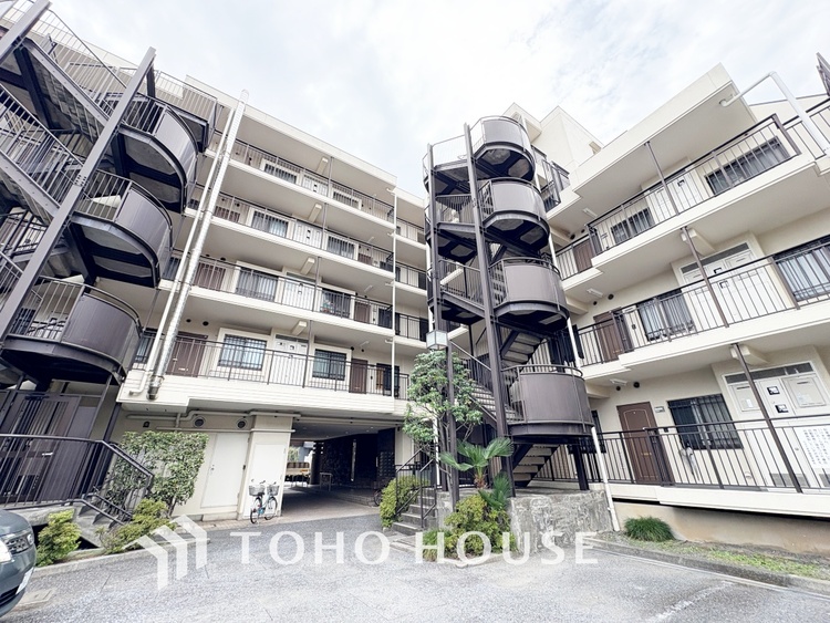 外観 陽だまりに満ちたくつろぎの空間を演出します。季節なのかを実感する。