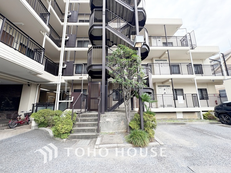 外観 居心地のいい暮らしには欠かせない眩い採光。ゆったりとした幅の窓からこの空間に降り注ぐ採光が絶えない。明るいリビングこそ居心地のいい暮らしが待っているのだと思う。