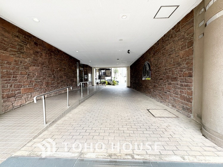 エントランス 陽だまりに満ちたくつろぎの空間を演出します。