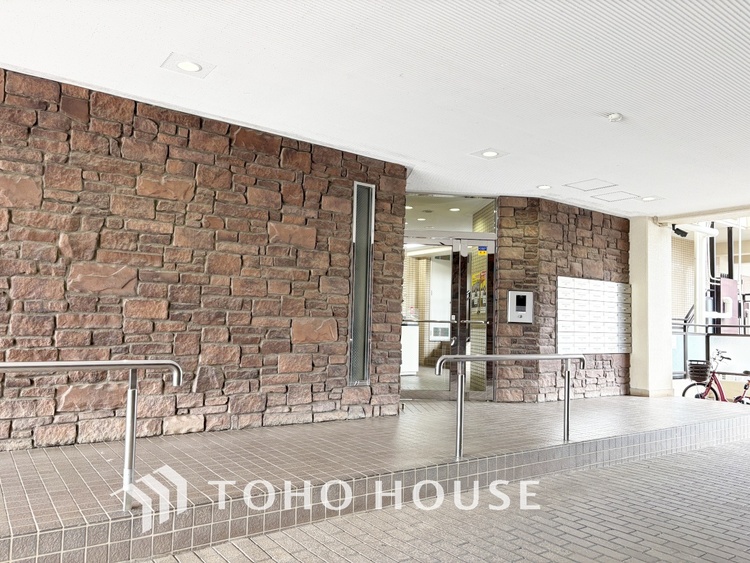 エントランス 街に溶け合う美しい景観を生みだしているにも関わらず、採光や風通しを考えて設計された間取り。近隣との視線を考え、街全体で調整される窓位置。外観だけでなく、そこに住まうご家族の心地よさを最優先しました。