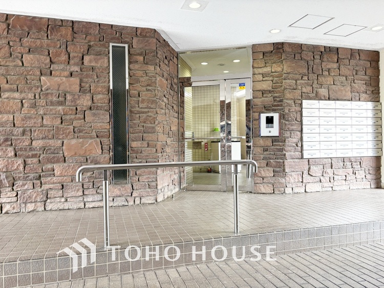 エントランス 街に溶け合う美しい景観を生みだしているにも関わらず、採光や風通しを考えて設計された間取り。近隣との視線を考え、街全体で調整される窓位置。外観だけでなく、そこに住まうご家族の心地よさを最優先しました。