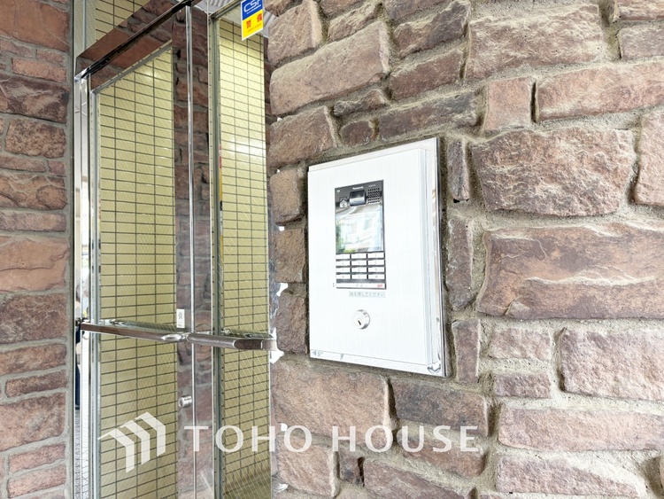 エントランス ◆オートロック◆自室の鍵だけではなく、建物内に共用玄関のドアがあり、施錠されているという点がポイント。正しく施錠されていれば居住者以外の侵入を拒むことができます。