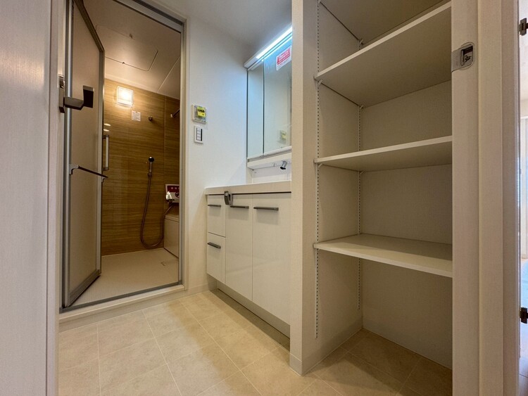 その他 清潔感を感じられる洗面化粧台。