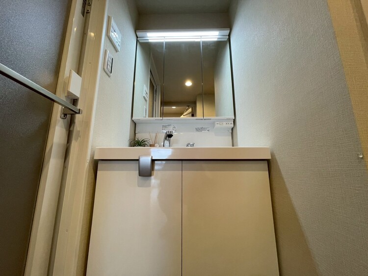 その他 清潔感を感じられる洗面化粧台。