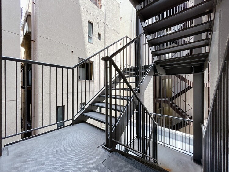 その他 共用部の階段です。明るく清潔に管理されています。