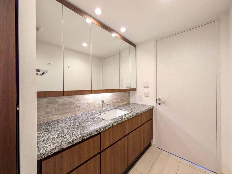 その他 清潔感を感じられる洗面化粧台。