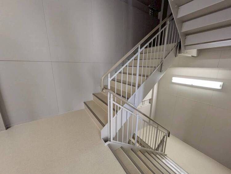 その他 共用部の階段です。明るく清潔に管理されています。