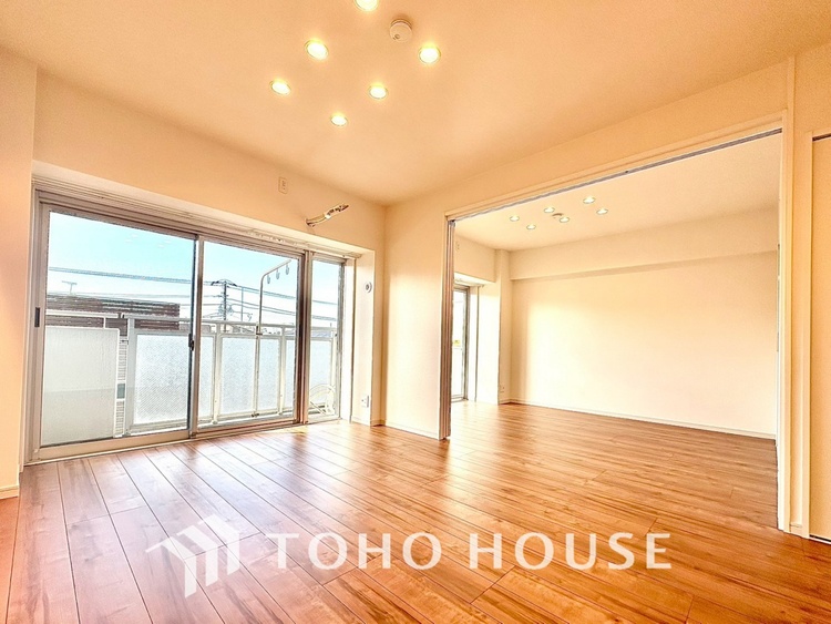 内装 【BALCONY】◆BLUE SKY◆自然の心地よさに包まれる。大開口の外に広がるのは爽やかな青空。