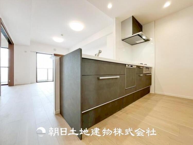 キッチン 【キッチン】日々の生活における家事の動線やリビングとの往来のしやすさに配慮し、お食事の準備や後片付けなどの家事を少しでも楽にするキッチンスペースを目指しました。毎日使う場所だからこそ。ストレスなく使えて、居心地が良くないといけないと思います。