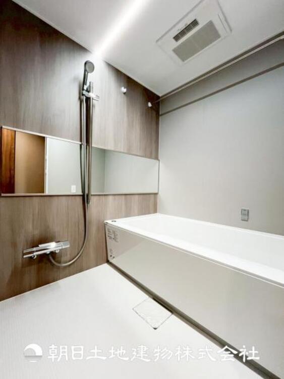 風呂 【浴室】上品な色合いが魅力のバスルームは、ほっと落ち着く空間を作り出しています。広々とした浴槽で体を癒やしながら、疲れを取り除けるような仕様です。お子様と一緒に楽しく入るのもいいですね。