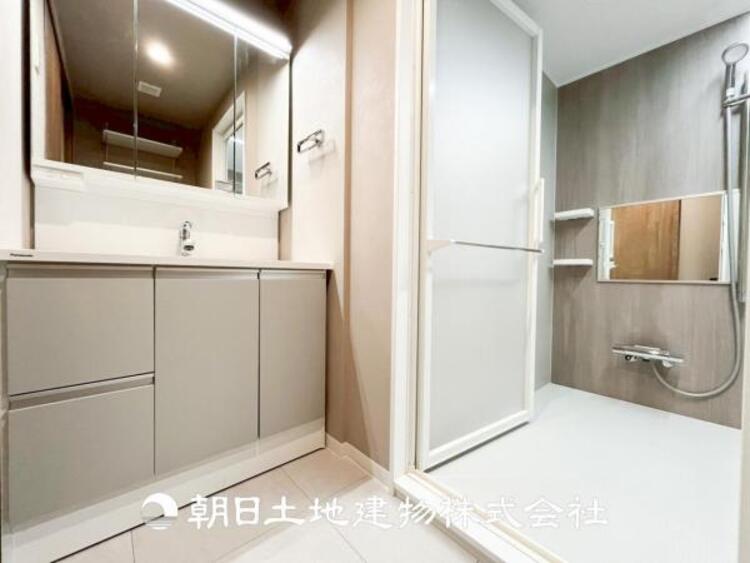 洗面 【洗面化粧台】慌ただしい1日が始まり、充実した1日の終わりを締めくくる洗面所。快適に過ごせることはもちろん、収納や機能性を兼ね備えた洗面化粧台です。