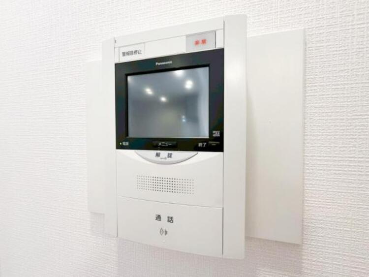 設備 【モニター付きインターホン】訪問者の確認が出来るので、セキュリティ対策にも最適のモニター付きインターホン。