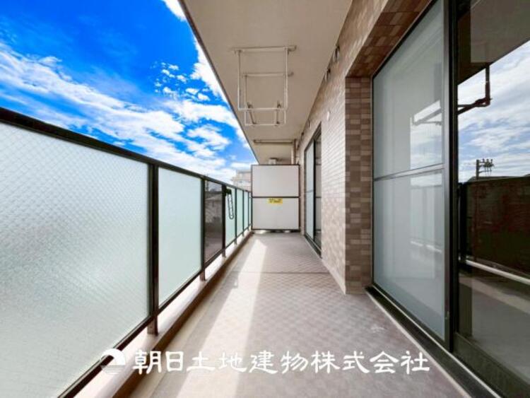 バルコニー 【バルコニー】温かい太陽を感じる事ができるのは、目の前に遮るものが無いから。彼方に広がる風景が絵画のように広がります。