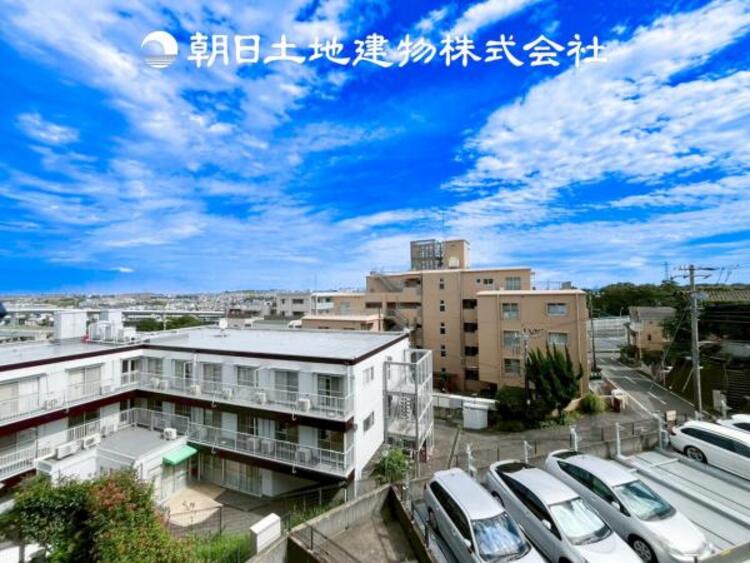 その他 【眺望】目の前に手を伸ばせば、触ることが出来そうな環境が、そのままインテリアになったような印象です。その豊かな眺望にふさわしい空間には、通風・採光にも優れ、心地よい光と風があふれています。