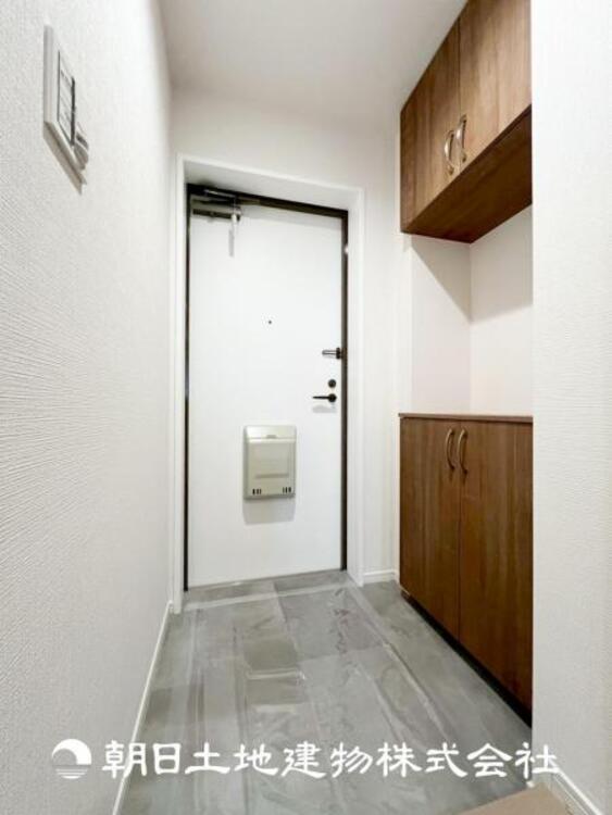 その他 【玄関】家族の帰り、遊びに来る友人、知人を優しく迎え、温もりに満ちた生活空間を予感させる。帰りたい家がここにあります。