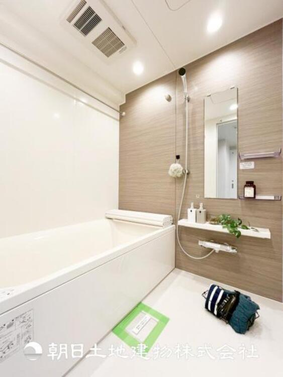 風呂 【浴室】1日の疲れを癒すバスタイム。心地よいリラックスを叶える独立した美しい空間です。心からゆったりと寛いでいただけるよう、ゆとりのスペースを確保しています。