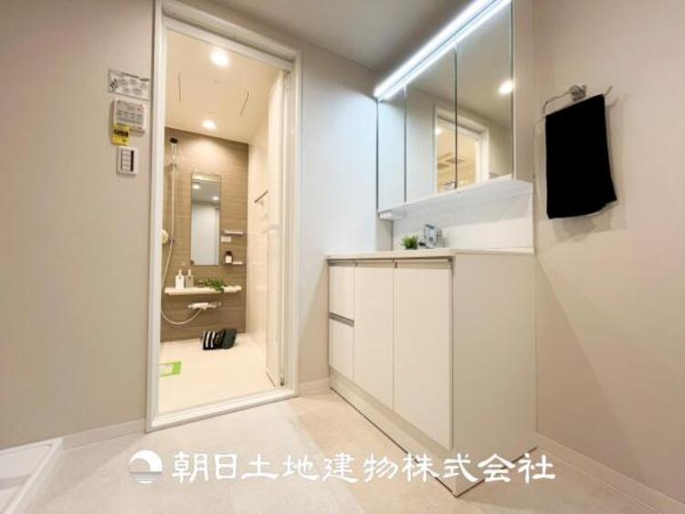 洗面 【洗面化粧台】慌ただしい1日が始まり、充実した1日の終わりを締めくくる洗面所。快適に過ごせることはもちろん、収納や機能性を兼ね備えた洗面化粧台です。