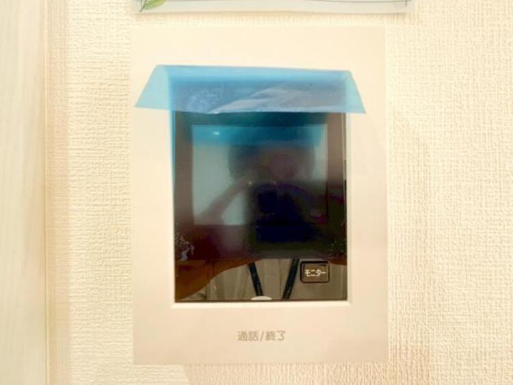 設備 【モニター付きインターホン】訪問者の確認が出来るので、セキュリティ対策にも最適のモニター付きインターホン。