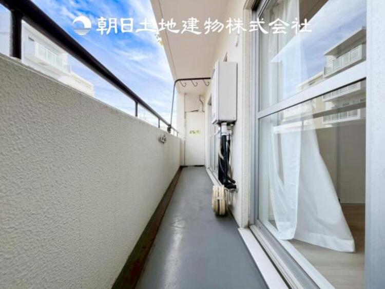 バルコニー 【バルコニー】温かい太陽を感じる事ができるのは、目の前に遮るものが無いから。彼方に広がる風景が絵画のように広がります。