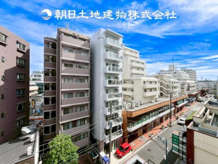 その他 【眺望】目の前に手を伸ばせば、触ることが出来そうな環境が、そのままインテリアになったような印象です。その豊かな眺望にふさわしい空間には、通風・採光にも優れ、心地よい光と風があふれています。