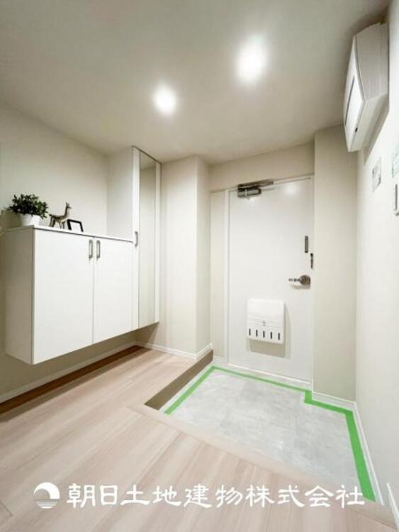 その他 【玄関】家族の帰り、遊びに来る友人、知人を優しく迎え、温もりに満ちた生活空間を予感させる。帰りたい家がここにあります。