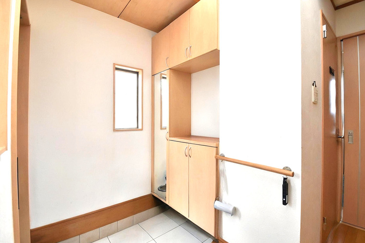 玄関 ※画像処理により一部家具等を消去しております