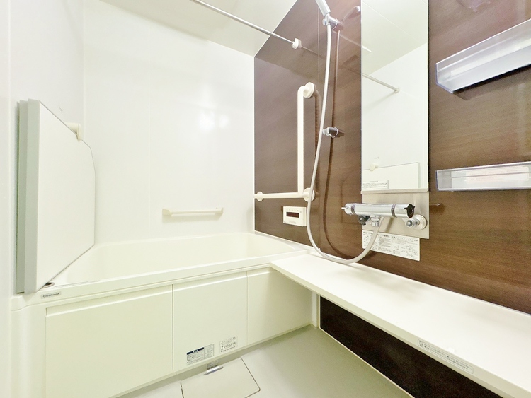 風呂 一日の疲れを癒すバスルームは、心地よいリラックスを叶える清潔感溢れる空間です。