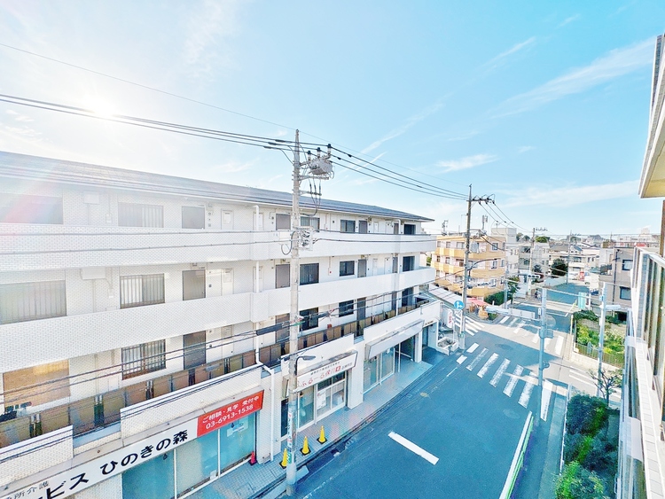 バルコニー 窓を開けると広がる青空。心をリフレッシュして日々を過ごしていきましょう。