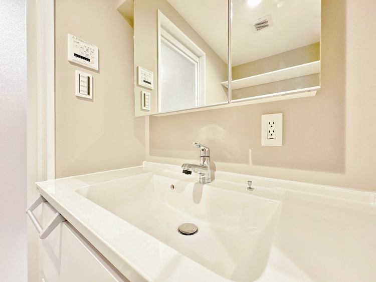 洗面 何かと物が増える場所だからこそ、スッキリと見映えの良い空間に。