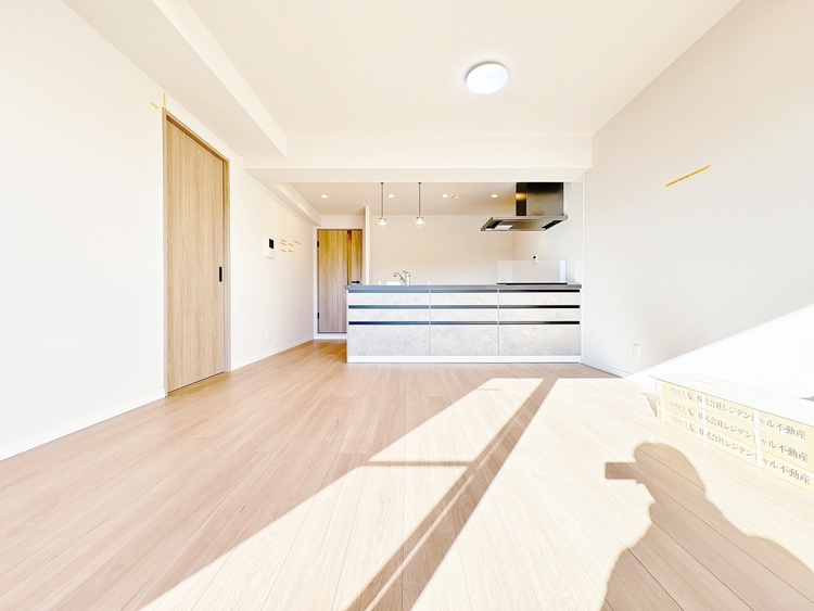 居間 忙しく過ぎゆく日常を置き去るほど、ゆったりした時間が流れるリビング。