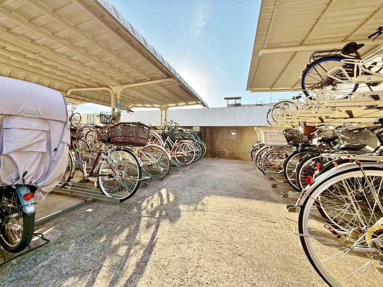 設備 きちんと整備された駐輪場。住む方の心遣いが感じられます。