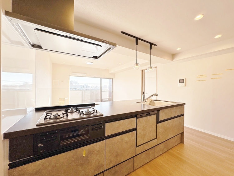 キッチン スマートな意匠と充実の機能を備えたキッチンが、暮らしにおいしい彩りを添えます。