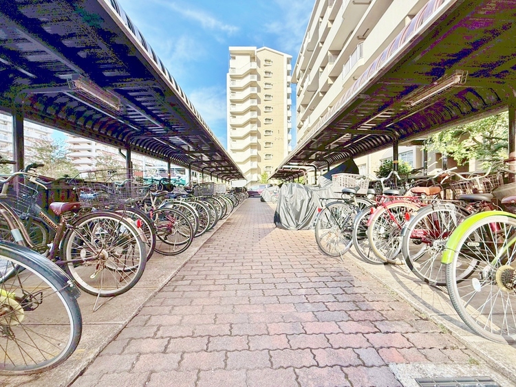 設備 きちんと整備された駐輪場。住む方の心遣いが感じられます。