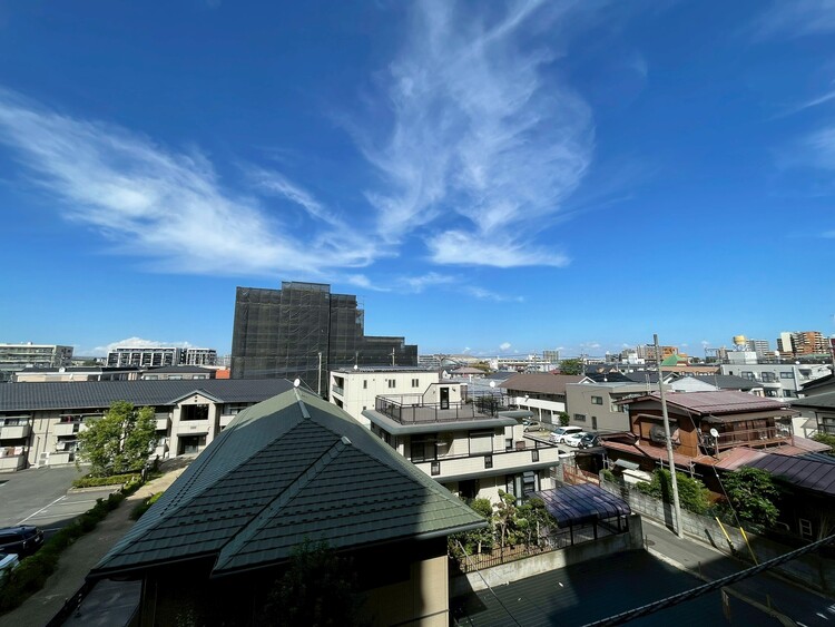 バルコニー 窓を開けると広がる青空。心をリフレッシュして日々を過ごしていきましょう。