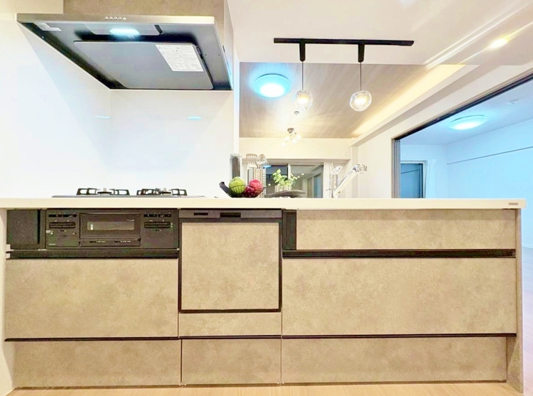 キッチン スマートな意匠と充実の機能を備えたキッチンが、暮らしにおいしい彩りを添えます。