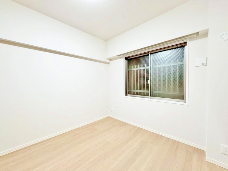 寝室 ベッドも十分に設置するスペースがあります。