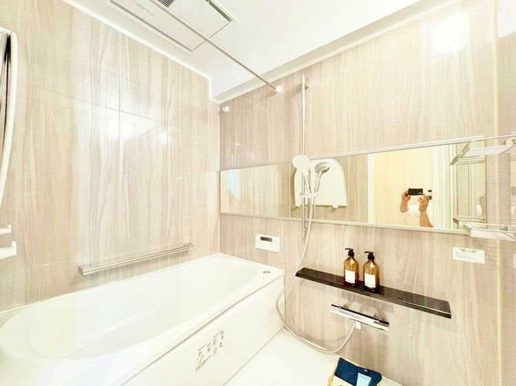 風呂 一日の疲れを癒すバスルームは、心地よいリラックスを叶える清潔感溢れる空間です。