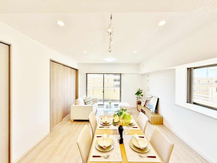 居間 居心地の良い空気感は、暮らしのステージを彩り、心からのやすらぎと満足感を与えてくれます。