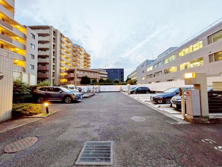 駐車場 本物件の駐車スペースです。車種制限のある場合もございますので、お気軽にお問い合わせくださいませ。