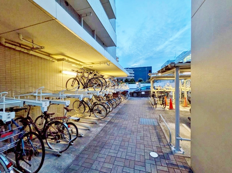 設備 きちんと整備された駐輪場。住む方の心遣いが感じられます。