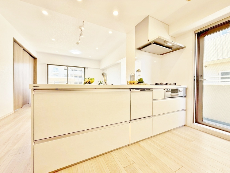 キッチン スマートな意匠と充実の機能を備えたキッチンが、暮らしにおいしい彩りを添えます。