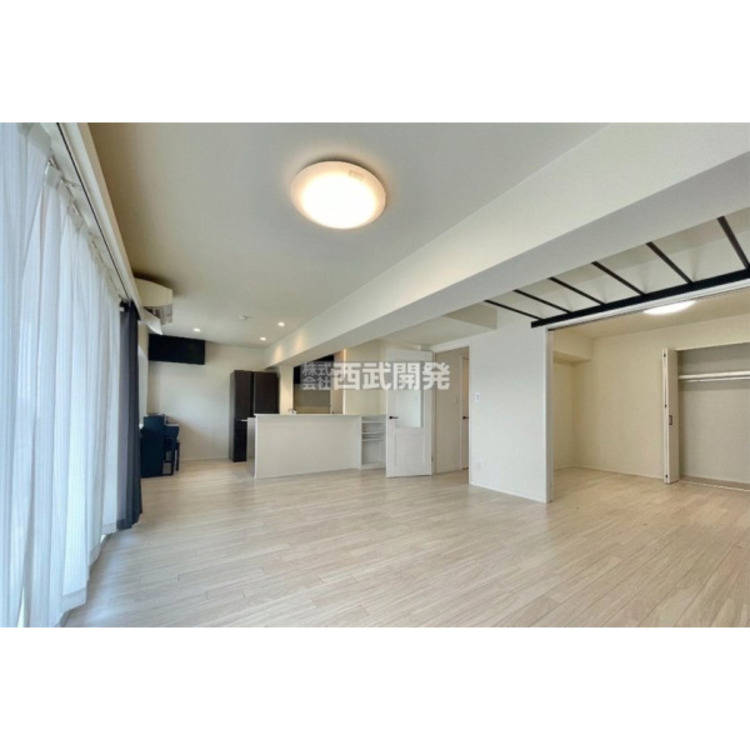 居間 ＣＧ加工により家具、備品を消しています。