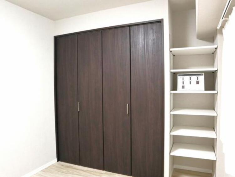 内装 洋室4.8帖　居室には収納スペースが豊富なため、シンプルですっきりとした暮らしが実現できます。