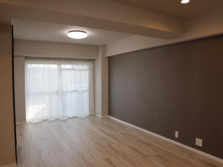 居間 LDK15.5帖　落ち着きのあるリビングです。お友達が遊びに来た時にも使えますし、ちょっと疲れた時にお昼寝できるのも嬉しいですね。