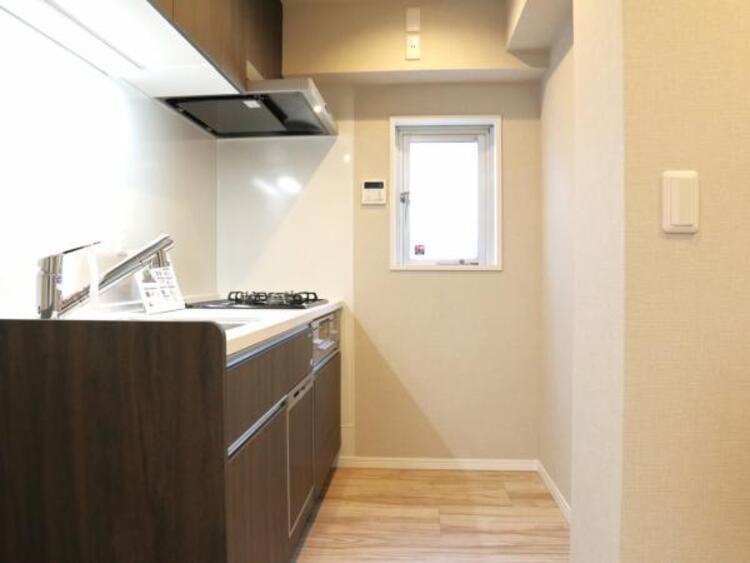 キッチン 横には窓もあるキッチンスペース。食洗機と浄水器が付き、収納力もあるキッチンはお料理が捗ります。